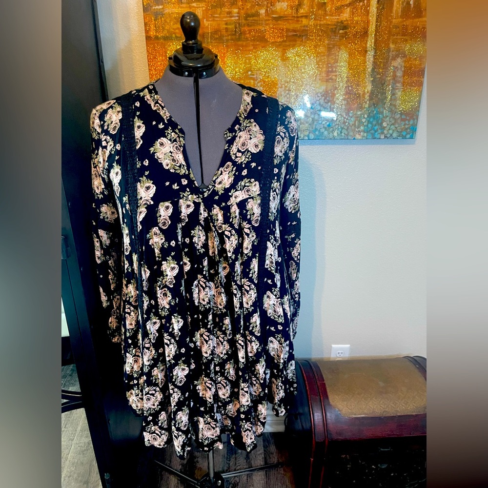 Beautiful long sleeve floral tunic great with leggings by Rebelion size 3X plus.